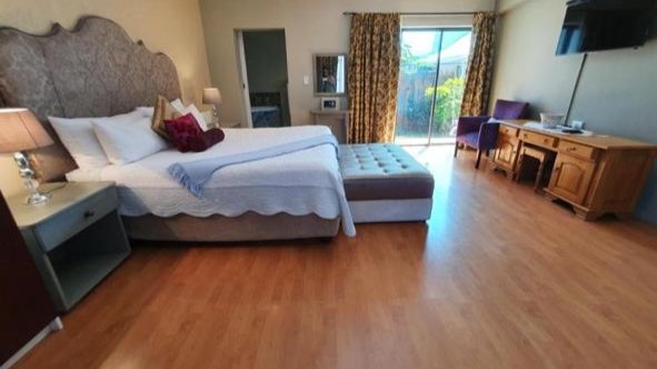8 Bedroom Property for Sale in Myburgh Park Western Cape
